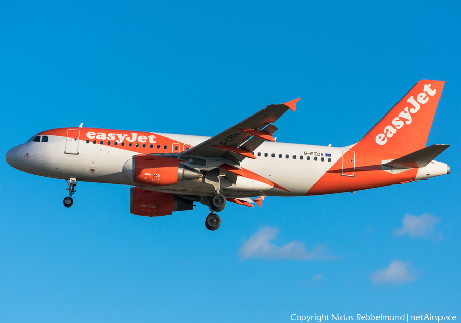 easyJet Airbus A319-111 (G-EZDV) | Photo 229452