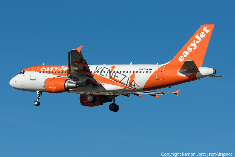 easyJet Airbus A319-111 (G-EZDW) | Photo 223285