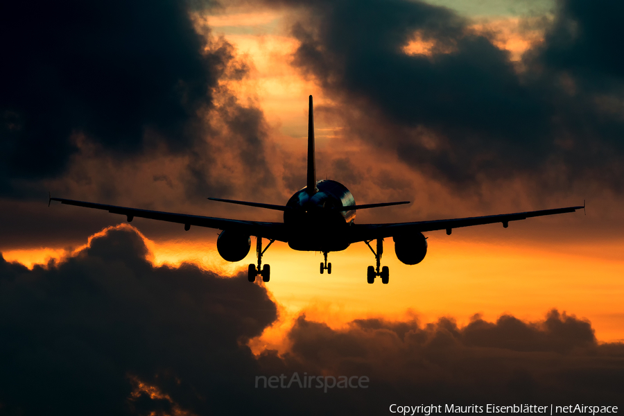 easyJet Airbus A319-111 (G-EZDW) | Photo 137414