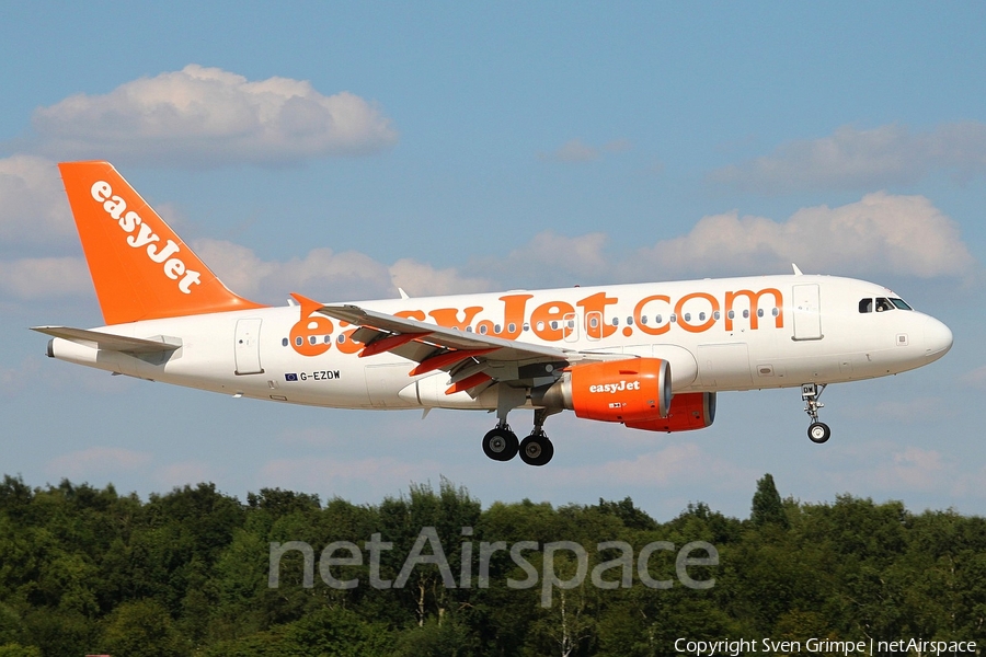 easyJet Airbus A319-111 (G-EZDW) | Photo 30426