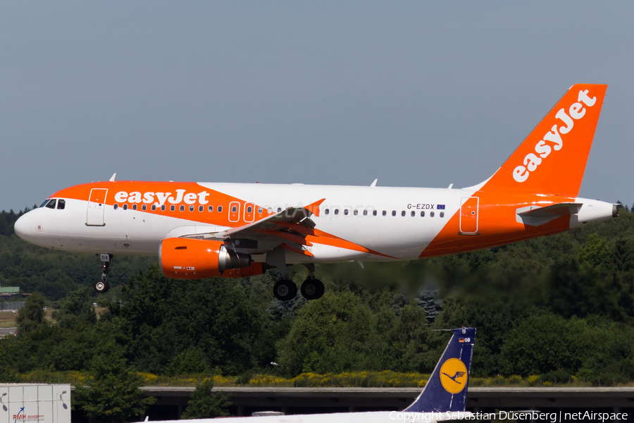 easyJet Airbus A319-111 (G-EZDX) | Photo 175702