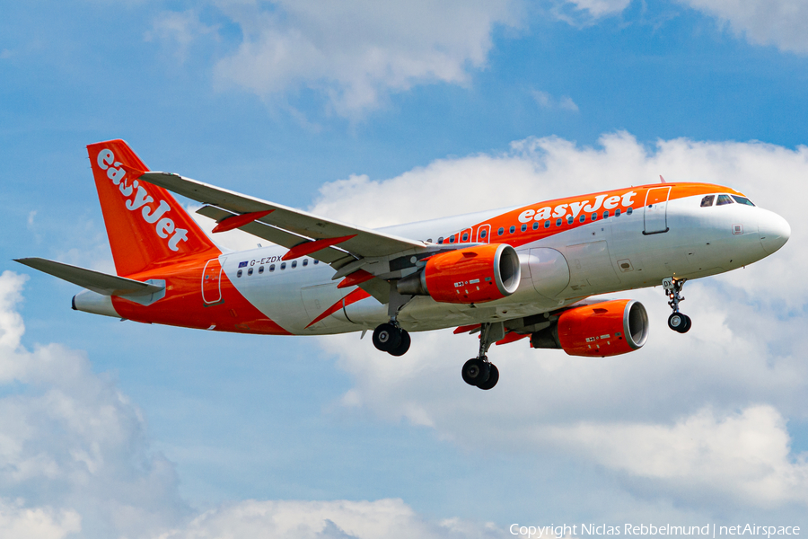 easyJet Airbus A319-111 (G-EZDX) | Photo 420021