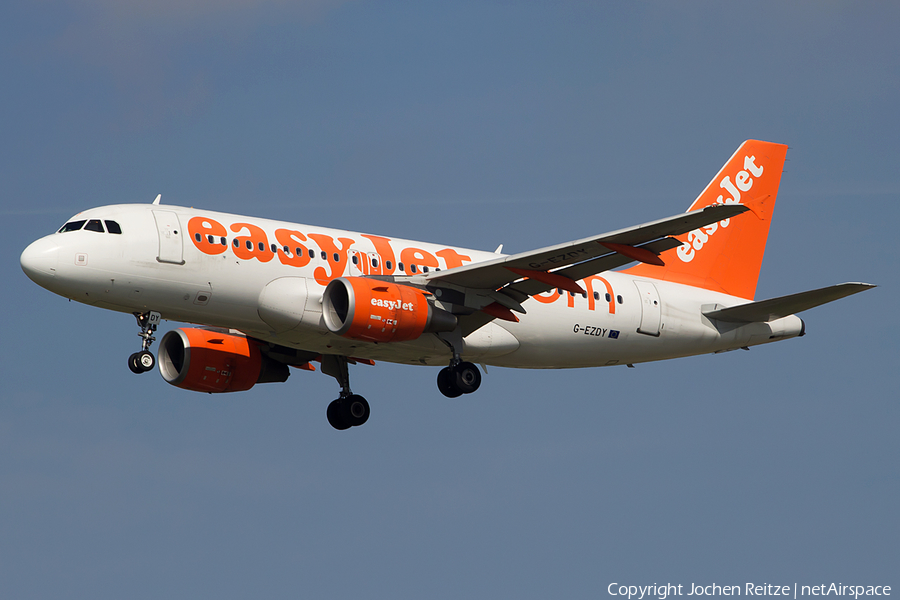 easyJet Airbus A319-111 (G-EZDY) | Photo 82318