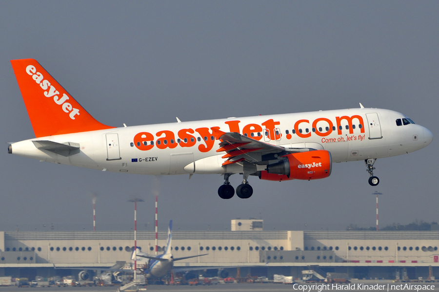 easyJet Airbus A319-111 (G-EZEV) | Photo 308920