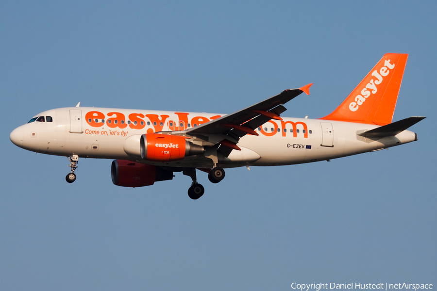 easyJet Airbus A319-111 (G-EZEV) | Photo 658046