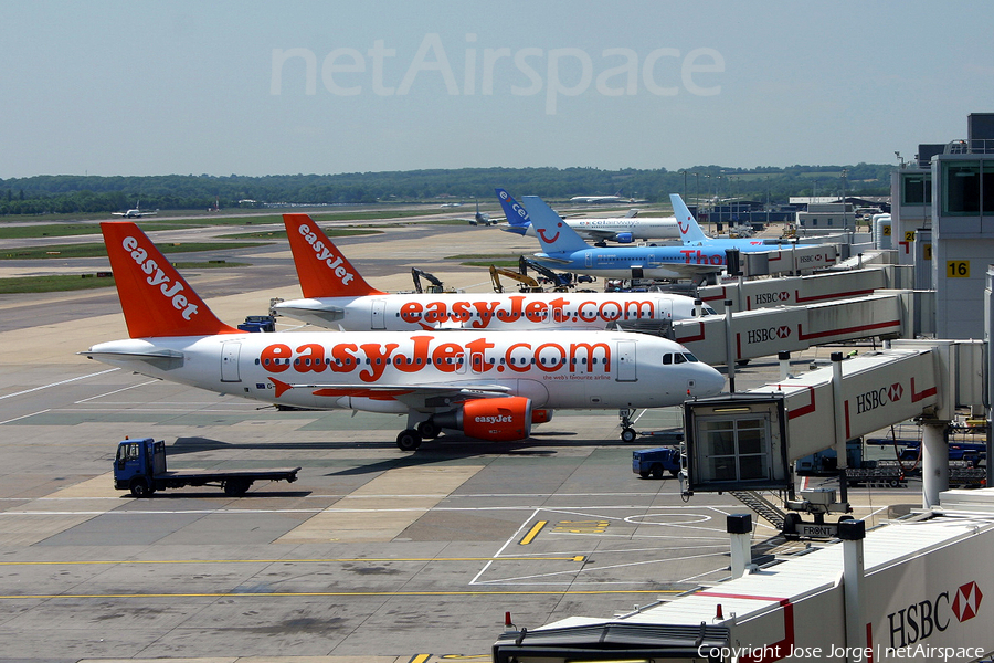 easyJet Airbus A319-111 (G-EZEY) | Photo 393794