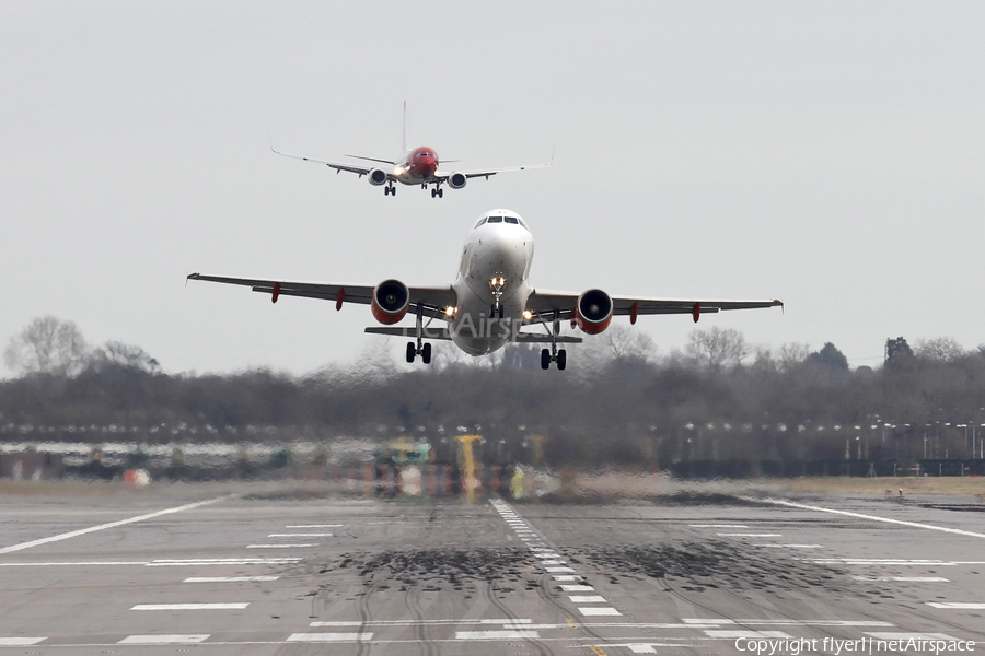 easyJet Airbus A319-111 (G-EZEZ) | Photo 67508