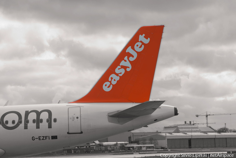easyJet Airbus A319-111 (G-EZFI) | Photo 25335