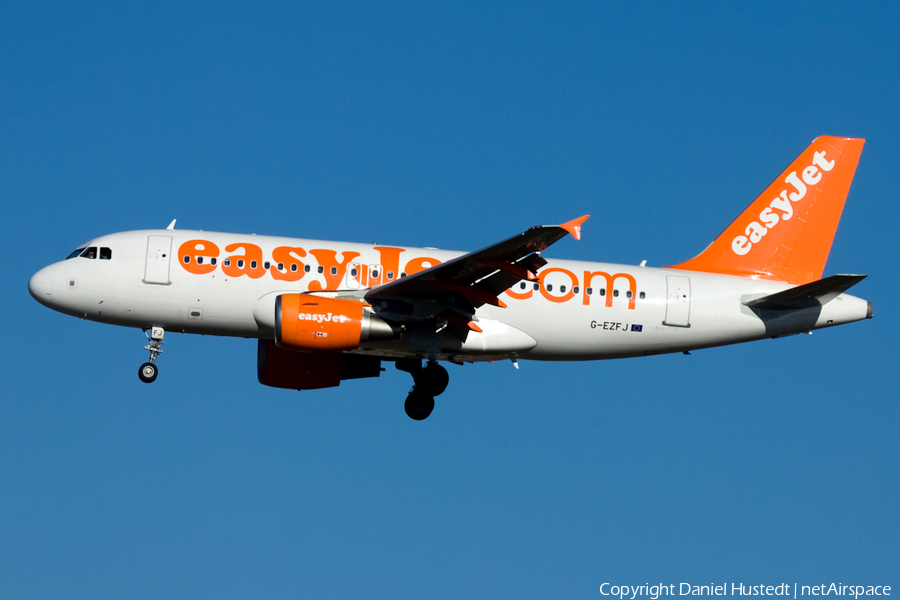 easyJet Airbus A319-111 (G-EZFJ) | Photo 542249