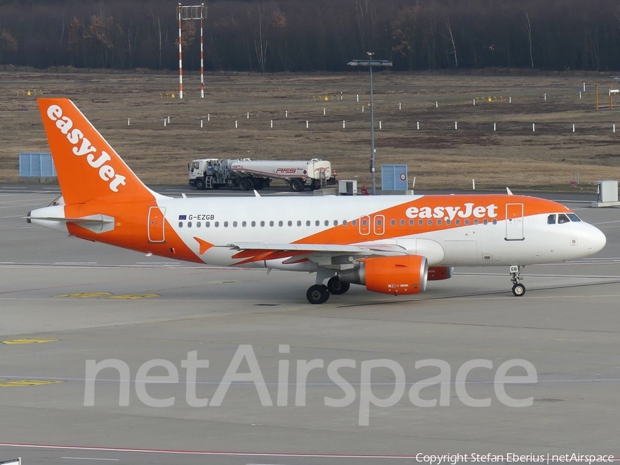 easyJet Airbus A319-111 (G-EZGB) | Photo 295578