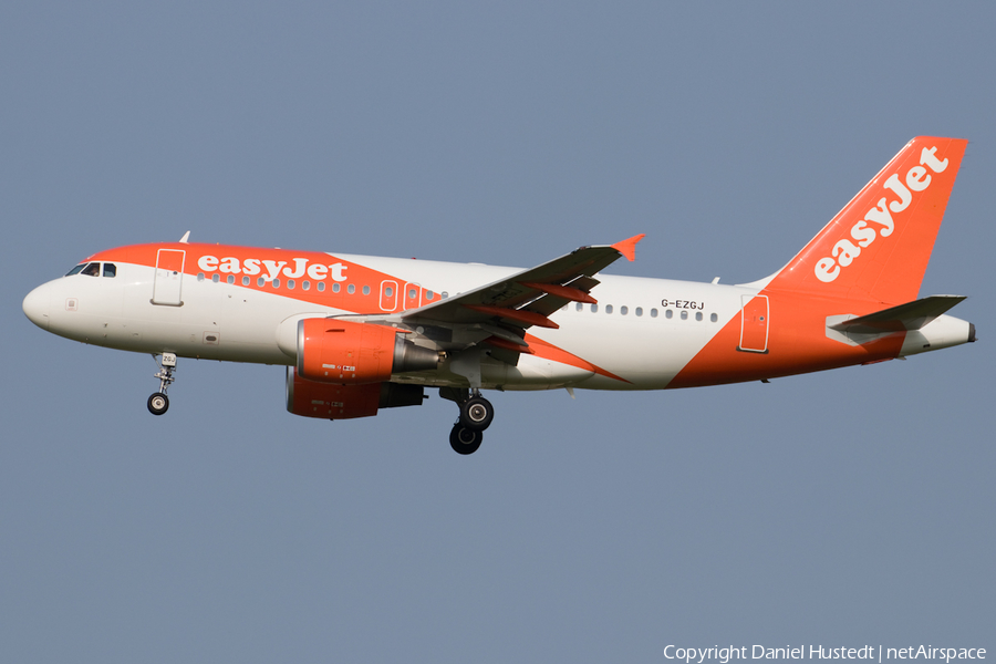 easyJet Airbus A319-111 (G-EZGJ) | Photo 646495