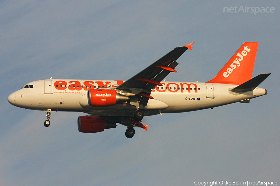 easyJet Airbus A319-111 (G-EZIA) | Photo 42310