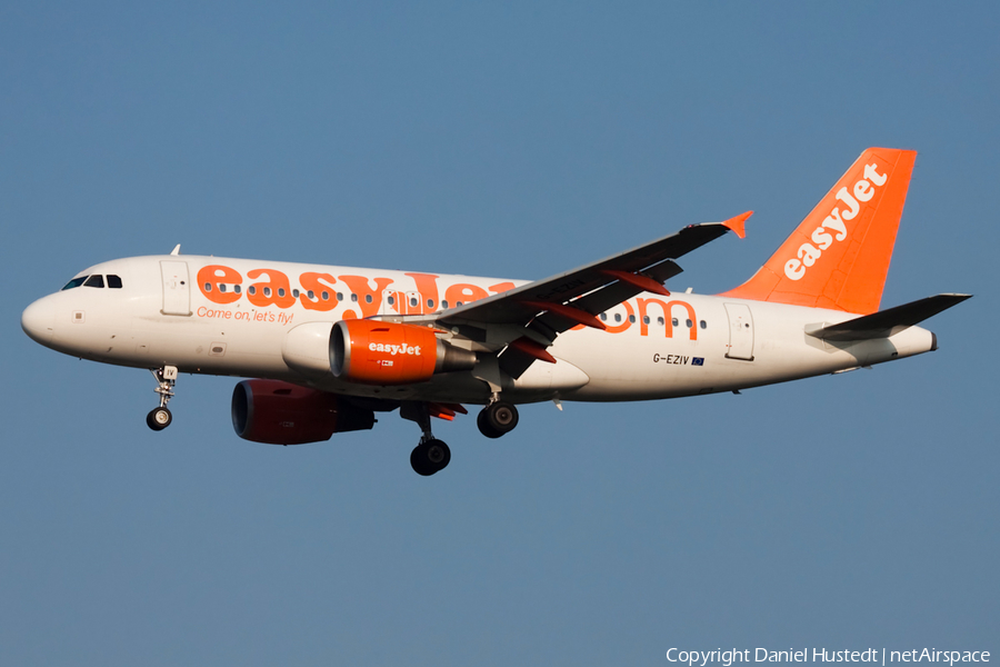 easyJet Airbus A319-111 (G-EZIV) | Photo 658047