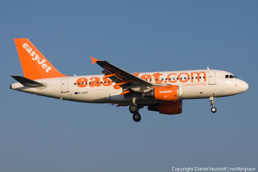 easyJet Airbus A319-111 (G-EZIY) | Photo 546864