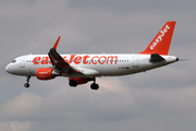 easyJet Airbus A320-214 (G-EZOE) at  London - Gatwick, United Kingdom