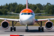 easyJet Airbus A320-214 (G-EZOP) at  Porto, Portugal