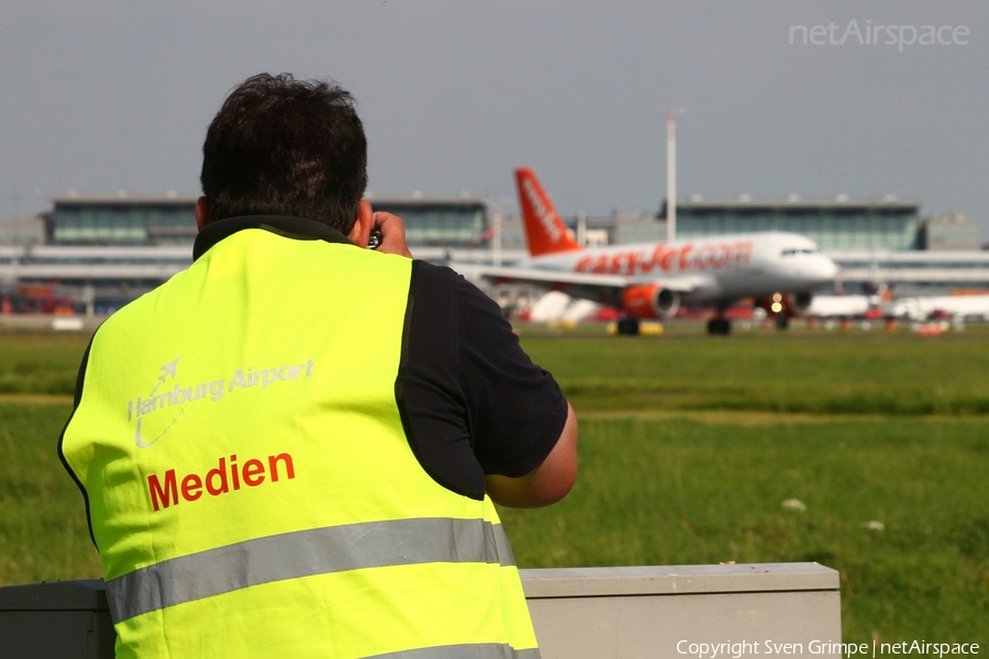 easyJet Airbus A319-111 (G-EZPG) | Photo 28576