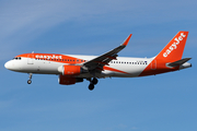 easyJet Airbus A320-214 (G-EZPL) at  London - Gatwick, United Kingdom