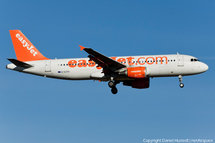 easyJet Airbus A320-214 (G-EZTH) | Photo 515676