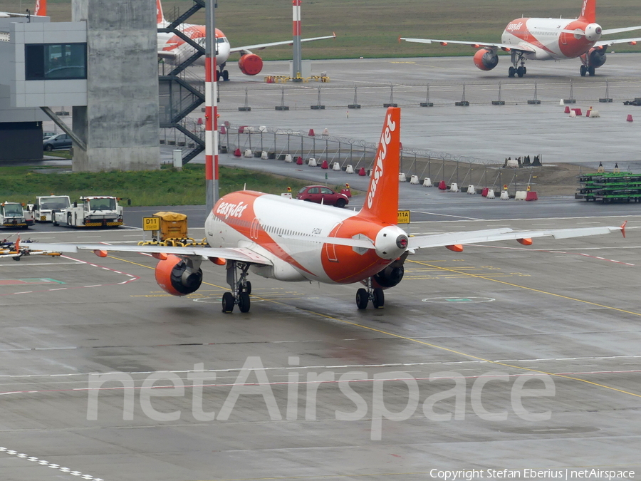 easyJet Airbus A320-214 (G-EZUA) | Photo 409371