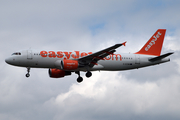 easyJet Airbus A320-214 (G-EZUM) at  London - Gatwick, United Kingdom