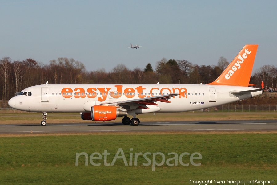 easyJet Airbus A320-214 (G-EZUT) | Photo 152384