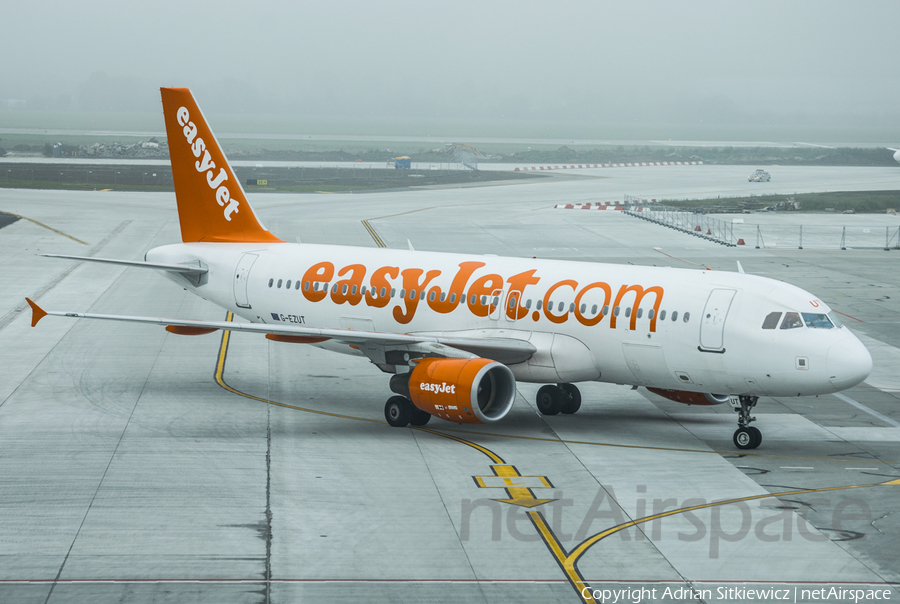 easyJet Airbus A320-214 (G-EZUT) | Photo 60718