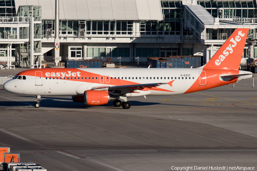 easyJet Airbus A320-214 (G-EZUT) | Photo 420359