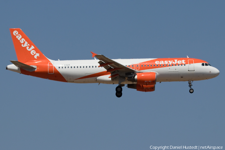 easyJet Airbus A320-214 (G-EZUT) | Photo 472531
