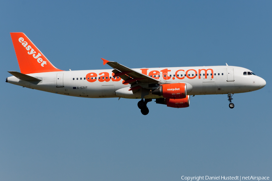 easyJet Airbus A320-214 (G-EZUT) | Photo 421375