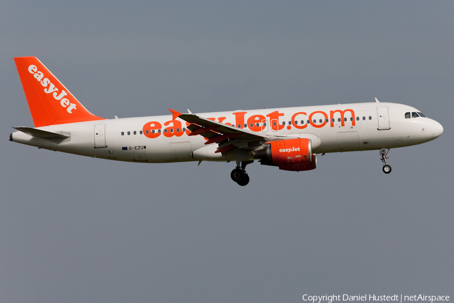 easyJet Airbus A320-214 (G-EZUW) | Photo 453805