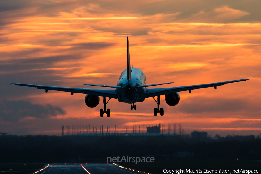 easyJet Airbus A320-214 (G-EZWD) | Photo 93692
