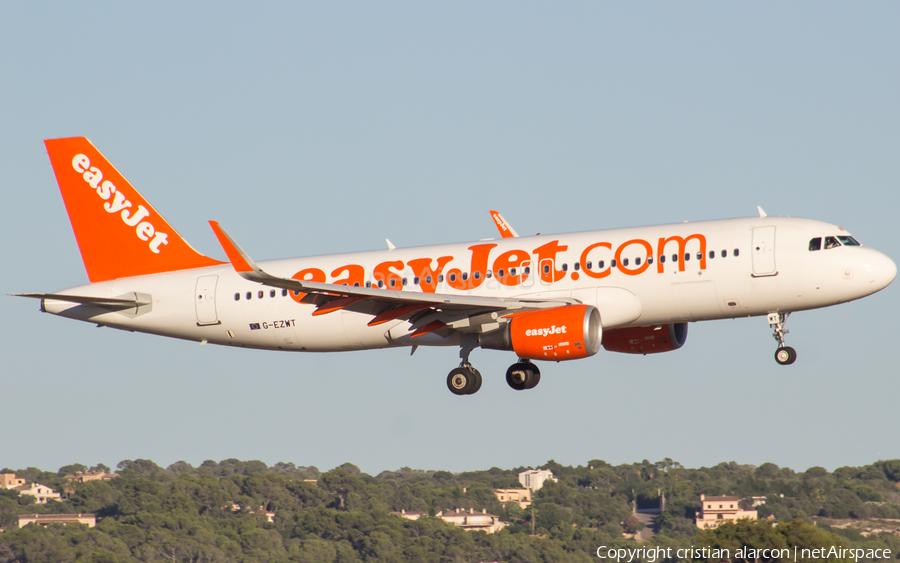 easyJet Airbus A320-214 (G-EZWT) | Photo 186561