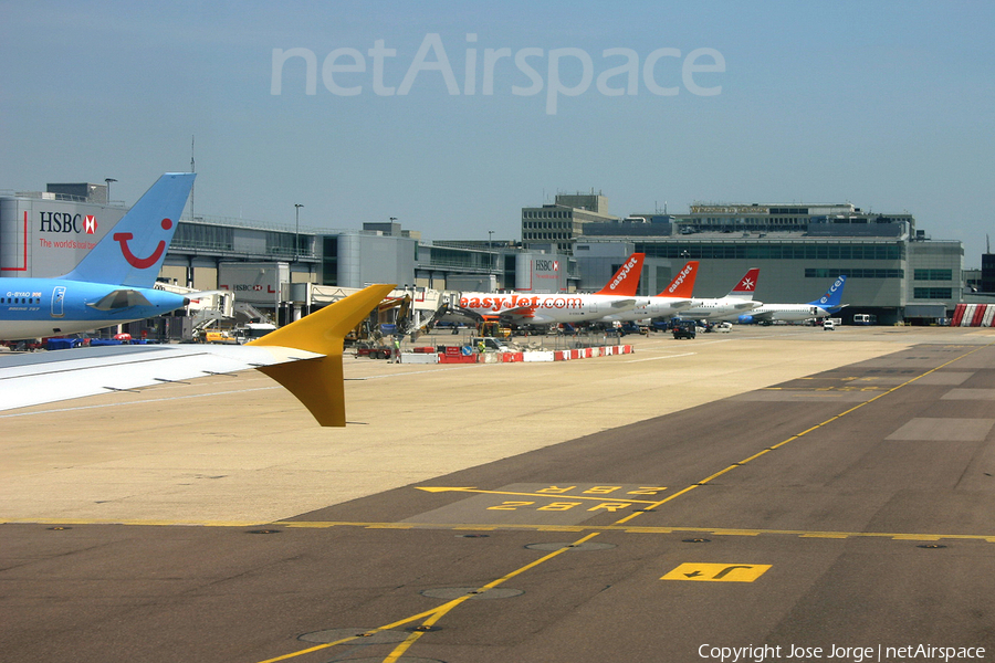 Monarch Airlines Airbus A320-212 (G-OZBJ) | Photo 553779