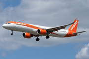 easyJet Airbus A321-251NX (G-UZME) at  London - Gatwick, United Kingdom