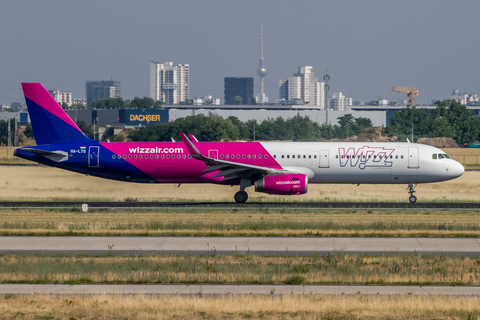 Wizz Air Airbus A321-231 (HA-LTG) at  Berlin Brandenburg, Germany