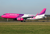 Wizz Air Airbus A320-232 (HA-LWX) at  London - Luton, United Kingdom