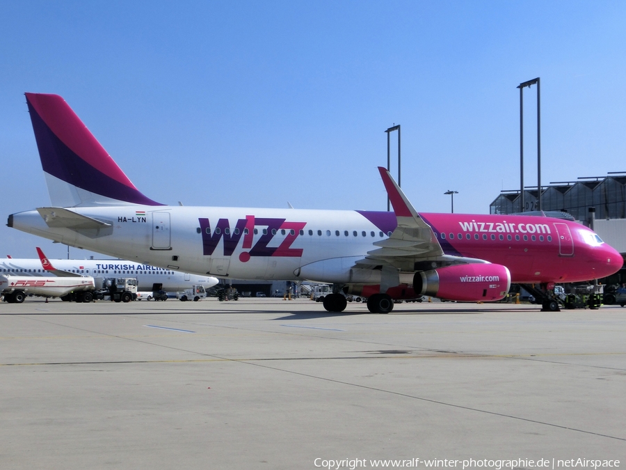 Wizz Air Airbus A320-232 (HA-LYN) | Photo 404029
