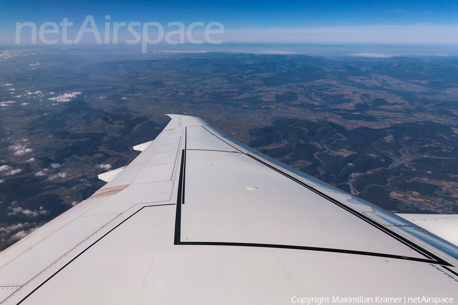 Helvetic Airways Embraer ERJ-190E2 (ERJ-190-300STD) (HB-AZE) | Photo 523811