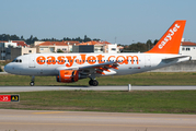 easyJet Switzerland Airbus A319-111 (HB-JYH) at  Porto, Portugal