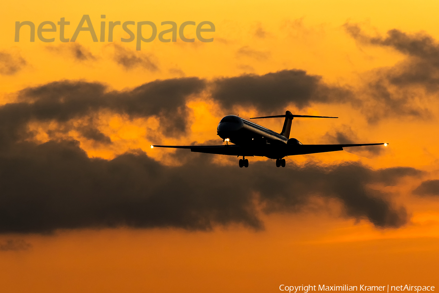 Red Air McDonnell Douglas MD-82 (HI1069) | Photo 603182