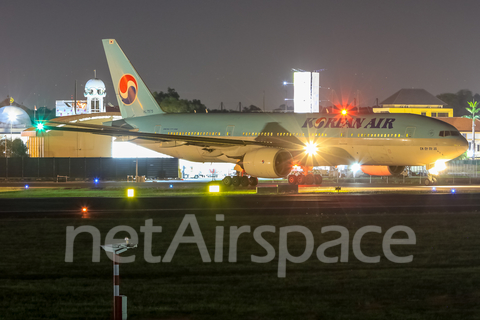 Korean Air Boeing 777-2B5(ER) (HL7575) at  Denpasar/Bali - Ngurah Rai International, Indonesia