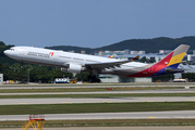 Asiana Airlines Airbus A330-323X (HL7736) at  Seoul - Incheon International, South Korea