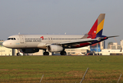 Asiana Airlines Airbus A320-232 (HL7737) at  Gimpo - International, South Korea