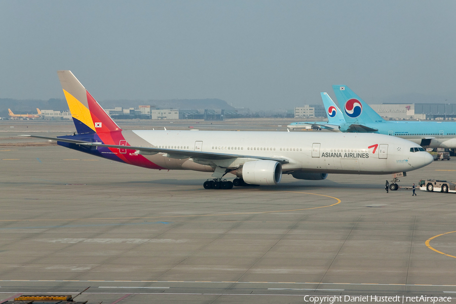 Asiana Airlines Boeing 777-28E(ER) (HL7739) | Photo 643997