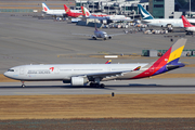 Asiana Airlines Airbus A330-323E (HL7747) at  Seoul - Incheon International, South Korea