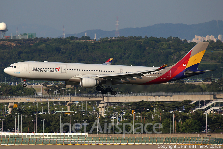 Asiana Airlines Airbus A330-323X (HL7754) | Photo 350670