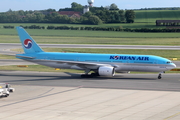 Korean Air Boeing 777-2B5(ER) (HL7764) at  Vienna - Schwechat, Austria