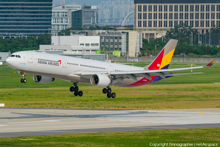 Asiana Airlines Airbus A330-323 (HL7794) | Photo 520420