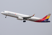 Asiana Airlines Airbus A321-231 (HL8004) at  Seoul - Incheon International, South Korea
